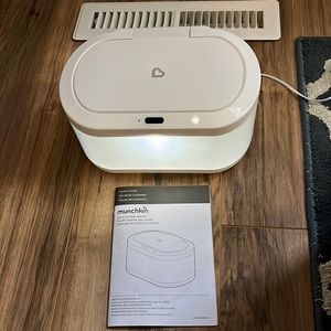 NWOT Munchkin Touch Free Wipe Warmer with Night Light